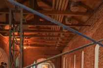 Рабочие реставрируют стены Арсенала