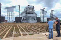 Архитектура главной сцены символизирует единство человека и высоких технологий