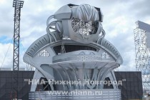 Конструкция на сцене достигает высоты четырехэтажного дома