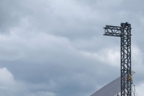 Монтаж сцены происходит при помощи тяжелой техники