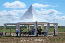 В полевых условиях постоянно проводятся совещания со службами безопасности