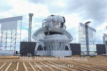 Архитектура главной сцены символизирует единство человека и высоких технологий