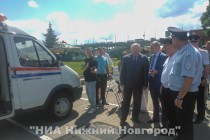Валерий Шанцев совместно с и.о. министра траспорта и автомобильных дорог Нижегородской области Александром Герасименко (в центре справа) осмотрели стоящее на вооружении областного ГИБДД оборудование и спецтехнику