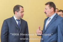 Полномочный представитель Президента РФ в ПФО Михаил Бабич и ГФИ по Нижегородской области Иван Костанов (слева направо) обсуждают качество строительства школы
