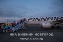 Пассажиры первого авиарейса из Нижнего Новгорода в Хельсинки авиакомпании Finnair поднимаются на борт самолета