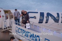Пассажиры первого авиарейса из Нижнего Новгорода в Хельсинки авиакомпании Finnair поднимаются на борт самолета