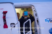 Экипаж самолета авиакомпании Finnair фотографирует торжественную церемонию открытия прямого авиасообщения Нижний Новгород - Хельсинки