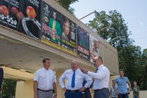 Глава администрации Нижегородского района Игорь Согин, врио губернатора Нижегородской области Валерий Шанцев и глава города Олег Кондрашов и  (слева направо) осмотрели площадку около здания Театра юного зрителя