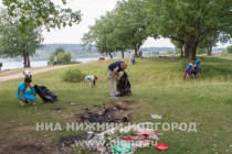 Все получили перчатки, мусорные пакеты и вышли убирать берег озера