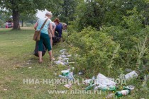 Особенно много было мусора около кустарников