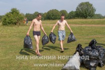 К акции присоединялись отдыхающие на берегу озера