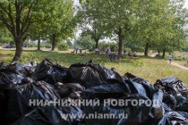 Кучи с пакетами с мусором становились все больше