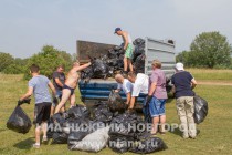 В результате весь мусор, собранный на берегу в один грузовик не убрался - машине пришлось приехать еще раз