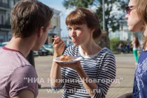 Площадь Маркина в Нижнем Новгороде стала настоящим центром Ресторанного дня - здесь разместились примерно 10 ресторанов одного дня