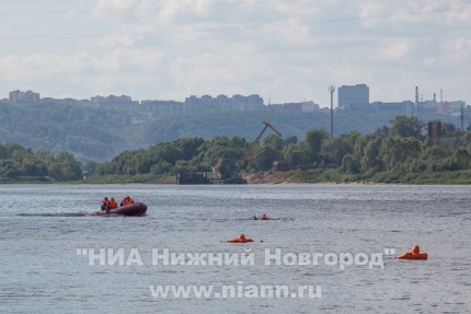 Сотрудники специализированной пожарно-спасательной части провели тактико-специальные учения по спасению людей с условно опрокинувшегося пассажирского судна