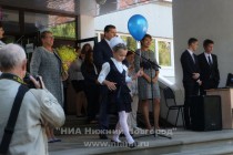 Первоклассники выходят на линейку с будущими выпускниками