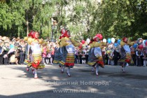 С началом учебного года школьников поздравляет танцевальный коллектив