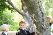 Школьники проводят время во дворе