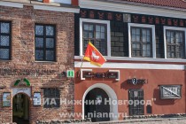 На флаге - герб Каунаса с изображением на пурпурном фоне белого тура с золотыми копытами, рогами и крестом между рогами