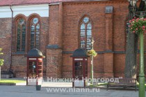 Такие телефонные будки как нельзя лучше вписываются в старинную улицу