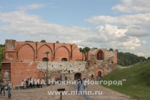 С башней на Замковой горе соседствуют развалины Верхнего замка — фундамент южной башни и фрагмент оборонительной стены