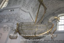 Для освещения костела служит необычная люстра в форме корабля – одном из символов христианства