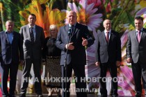Валерий Шанцев (в центре) обращается с речью к борчанам