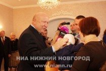 Валерий Шанцев поздравляет молодую многодетную семью