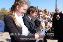 Участники церемонии выпускают голубей