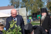 Валерий Шанцев участвует в посадке дерева на территории культурно-просветительского центра