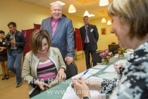 Валерий Шанцев вместе с супругой проголосовал на выборах губернатора Нижегородской области на избирательном участке №2594 в Зеленом городе Нижнего Новгорода