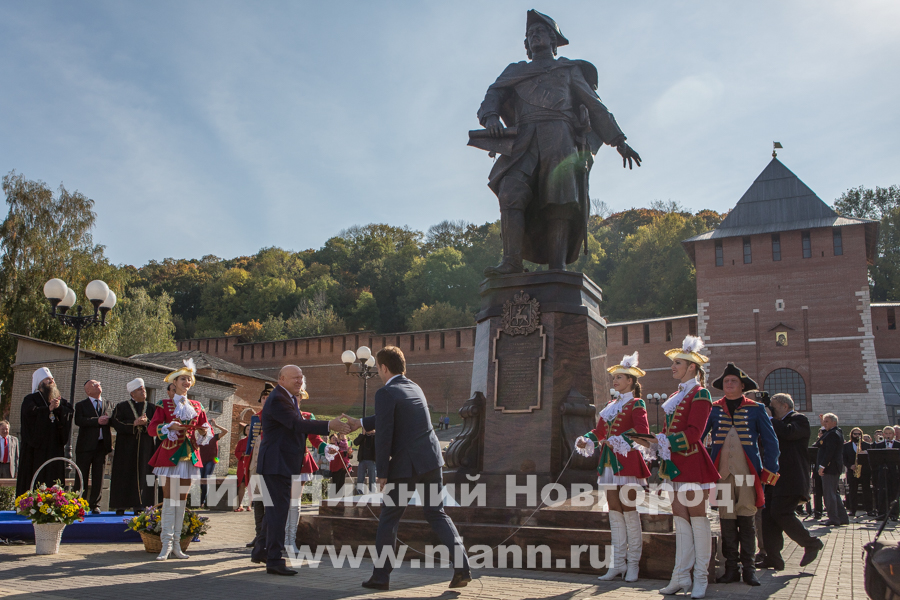 Памятник Петру I торжественно открылся на Нижневолжской набережной в Нижнем Новгороде 24 сентября