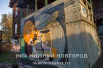 Новая работа - деревянный ассамбляж для жилого дома в Нижнем Новгороде создана московским уличным художником Алексеем Лука