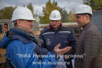 Глава администрации Нижнего Новгорода Олег Кондрашов (в центре) и генеральный директор ОАО Нижегородский водоканал Александр Байер (слева) обсуждают ход работ по реконструкции участка канализационного коллектора в районе будущей станции метро Стрелка