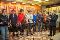 Призывники знакомятся с различными видами вооружения в музее боевой славы Советского района Нижнего Новгорода