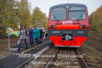 Электрички прибывают на станцию Большая Ельня