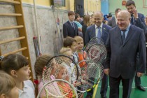 В нижегородском лицее №165 губернатор Нижегородской области Валерий Шанцев дал старт учебной программы Теннис как третий час урока физической культуры в школе с 1-4 класс