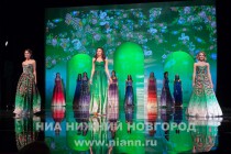 Дефиле участниц конкурса в вечерних платьях с узорами в стиле городецкой и хохломской росписи из новой коллекции Иволга