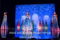 Дефиле участниц конкурса в вечерних платьях с узорами в стиле городецкой и хохломской росписи из новой коллекции Иволга