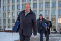 И.о. вице-губернатора, первый заместитель председателя правительства Нижегородской области Владимир Иванов несет проект областного бюджета в региональное Законодательное собрание