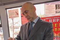 Директор департамента транспорта и связи администрации Нижнего Новгорода Анатолий Гусев приобретает электронный билет на ноябрь 2014 года
