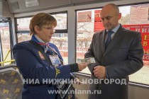 Директор департамента транспорта и связи администрации Нижнего Новгорода Анатолий Гусев приобретает электронный билет на ноябрь 2014 года