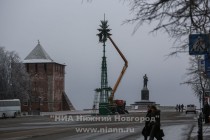 На площади Минина и Пожарского начался монтаж главной городской новогодней елки