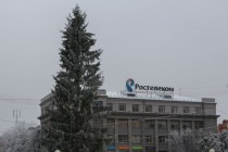 На пл. Горького традиционно установили живую елку