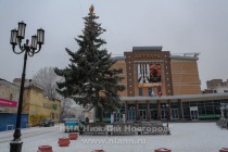 Около кинотеатра Октябрь украсили единственную уцелевшую ель