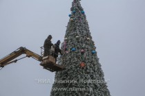 На площадке около ТЦ Фантастика завершаются работы по украшению искусственной новогодней елки