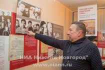 Сын академика Дмитрий Сахаров показывает на семейную фотографию, на которой он посередине