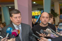 Благотворительная акция с участием главы Нижнего Новгорода Олега Сорокина и писателя Захара Прилепина по передаче новой партии гуманитарной помощи вынужденным переселенцам с юго-востока Украины