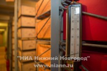 В хранилище поддерживается постоянно температура воздуха