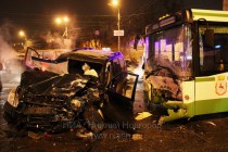 ДТП с участием пассажирского автобуса-гармошки и автомобиля Toyota Land Cruiser на площади Минина в Нижнем Новгороде